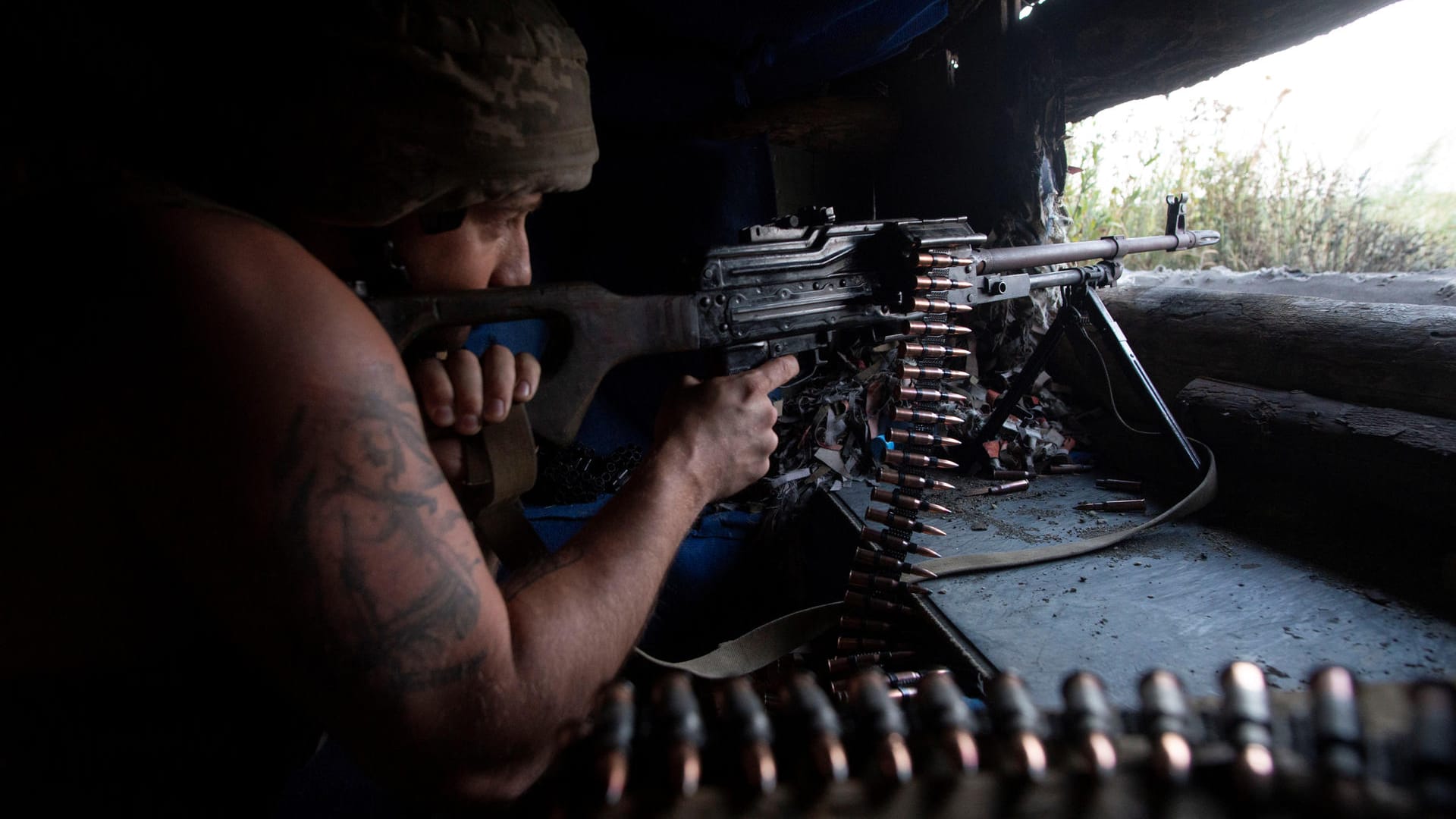 Ukrainischer Soldat in Nowotoschkiwske in der umkämpften Region Luhansk: Die Separatisten wiesen die Vorwürfe der Armeeführung in Kiew zurück.