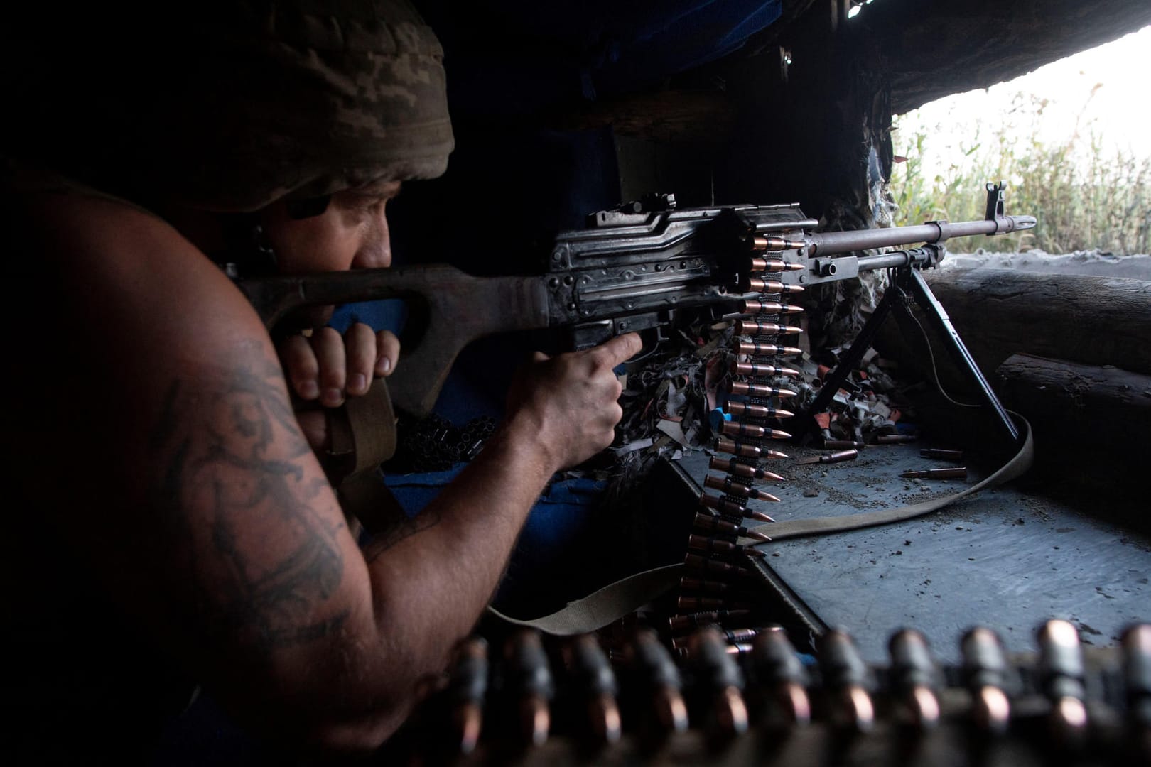 Ukrainischer Soldat in Nowotoschkiwske in der umkämpften Region Luhansk: Die Separatisten wiesen die Vorwürfe der Armeeführung in Kiew zurück.