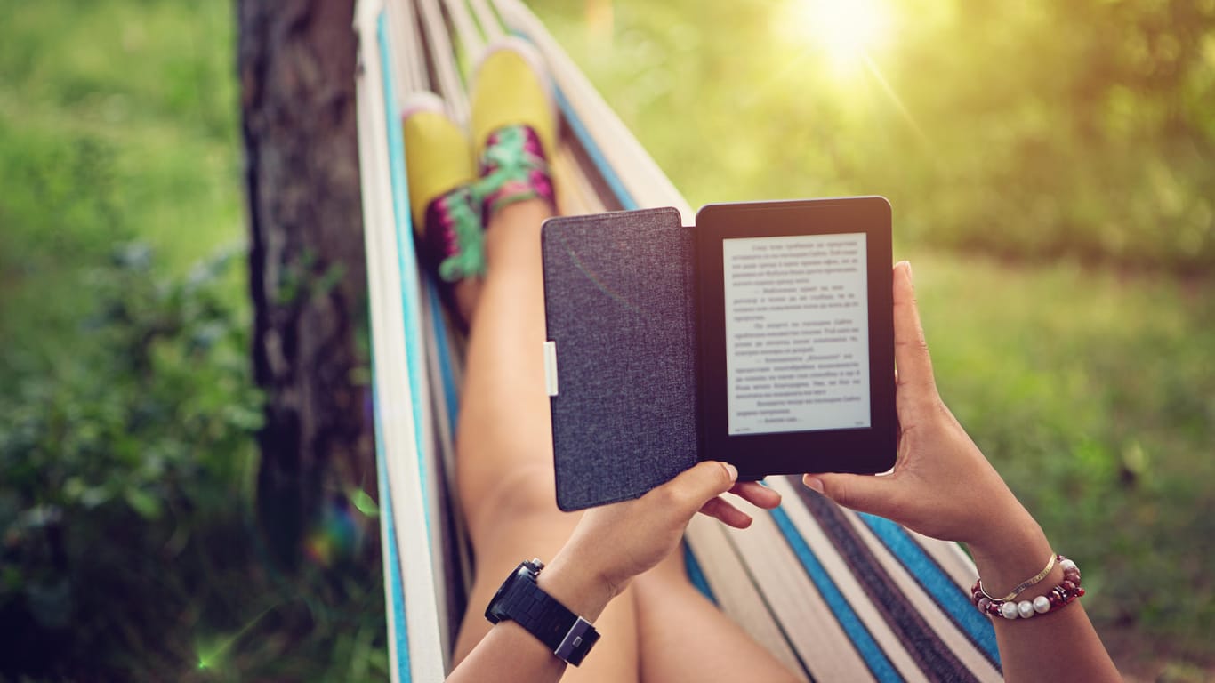 Bücher, Magazine und Hörbücher zum Mitnehmen: Mit dem Kindle Paperwhite E-Book-Reader sind Sie bereit für den nächsten Urlaub.
