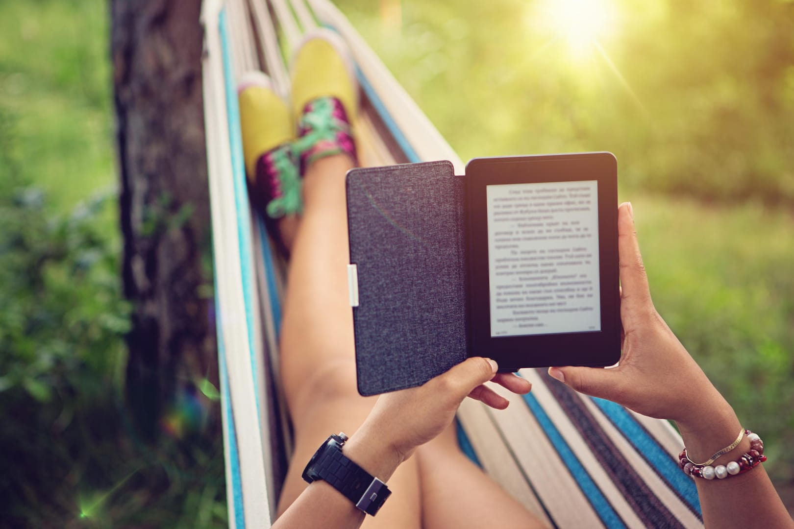 Bücher, Magazine und Hörbücher zum Mitnehmen: Mit dem Kindle Paperwhite E-Book-Reader sind Sie bereit für den nächsten Urlaub.