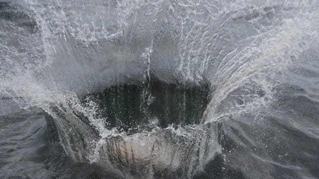 Mit ihrer Aktion im Meeresschutzgebiet Adlergrund will Greenpeace verhindern, dass der Boden von Fischern mit Schleppnetzen "durchpflügt" wird. Mit ihrer Aktion im Meeresschutzgebiet Adlergrund will Greenpeace verhindern, dass der Boden von Fischern mit Schleppnetzen "durchpflügt" wird.