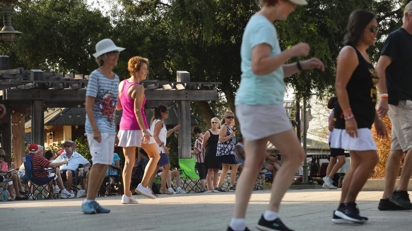 Eine Gruppe Menschen tanzt in Florida (USA) einen "Line-Dance" (Symbolbild): In Wuppertal soll so ein Gruppentanz die Bürger aus der Corona-Frustration holen.
