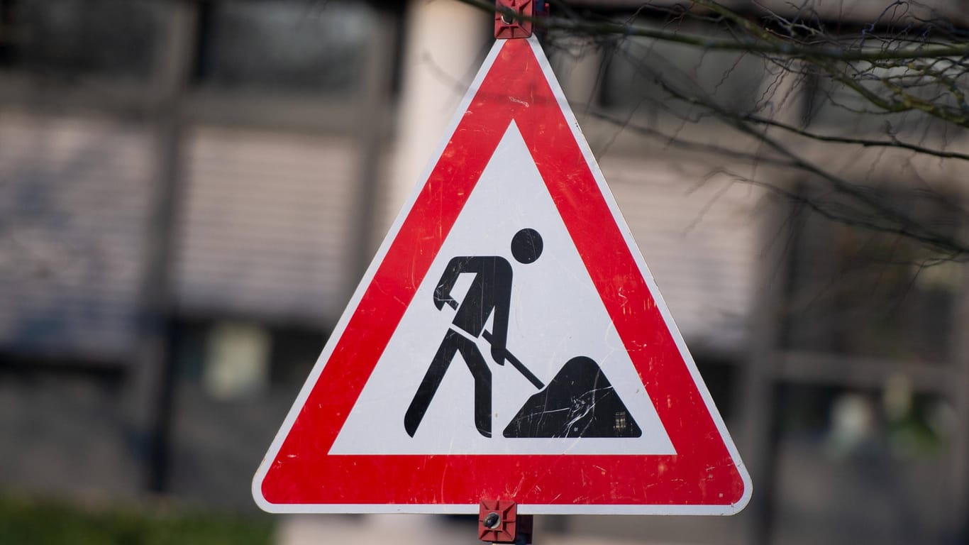 Ein Baustellenschild (Symbolbild): Wegen Bauarbeiten auf der A39 kommt es in und um Wolfsburg zu zahlreichen Behinderungen im Verkehr.