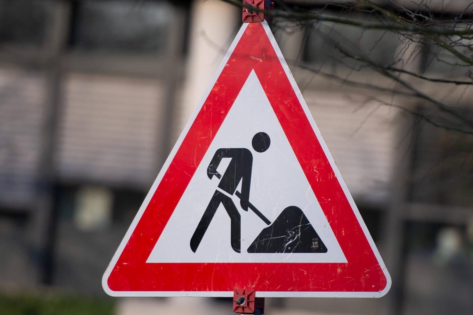 Ein Baustellenschild (Symbolbild): Wegen Bauarbeiten auf der A39 kommt es in und um Wolfsburg zu zahlreichen Behinderungen im Verkehr.