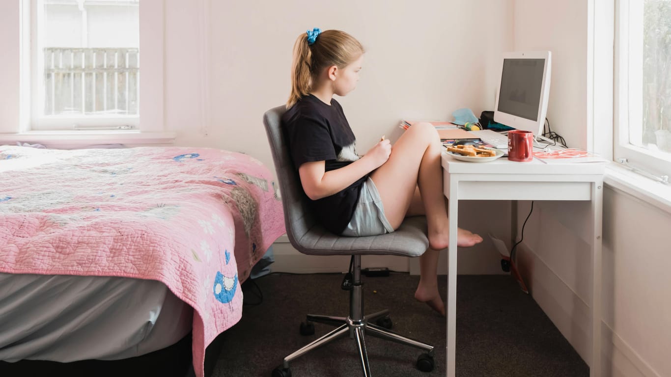 Ein Mädchen lernt zuhause am Computer (Symbolbild): In Essen werden Laptops für bedürftige Schüler angeschafft.