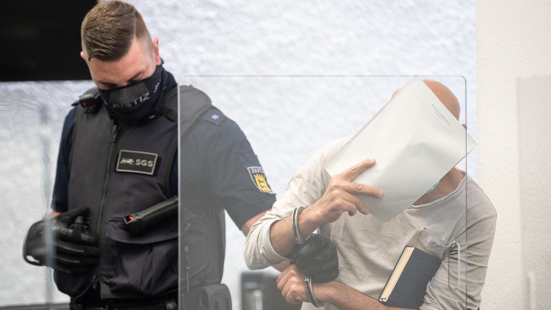 Ein Justizbeamter bringt den Angeklagten in den Gerichtssaal: Die Richter am Landgericht Stuttgart haben heute das Urteil gesprochen. Ein Justizbeamter bringt den Angeklagten in den Gerichtssaal: Die Richter am Landgericht Stuttgart haben heute das Urteil gesprochen.