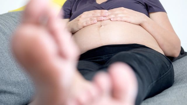 Beine hochlagern und Füße kreisen: Das hilft Schwangeren, bei hohen Temperaturen ihren Kreislauf stabil zu halten. Beine hochlagern und Füße kreisen: Das hilft Schwangeren, bei hohen Temperaturen ihren Kreislauf stabil zu halten.