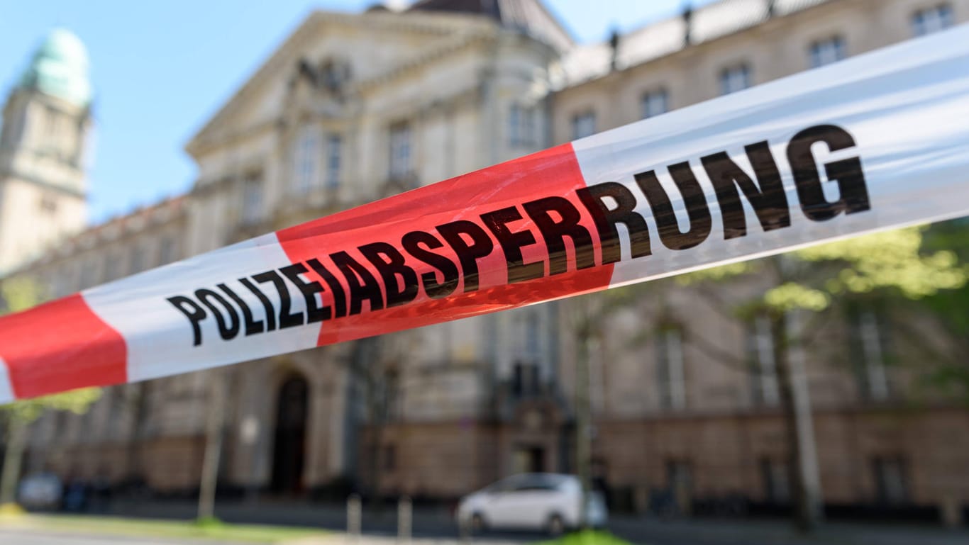 Polizeiabsperrung vor dem Berliner Landgericht (Archivfoto): Eine Bombendrohung des NSU 2.0 sorgte im April für eine Räumung des Gebäudes. Nun sind Verdächtige vorläufig festgenommen worden.