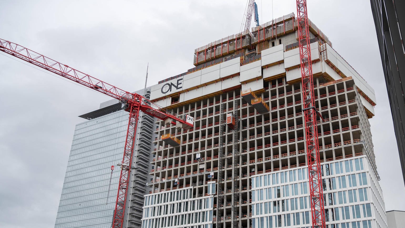 Hochhaus-Baustelle (Symbolbild): Geschlossene Immobilienfonds investieren meist in nur ein einziges Objekt.