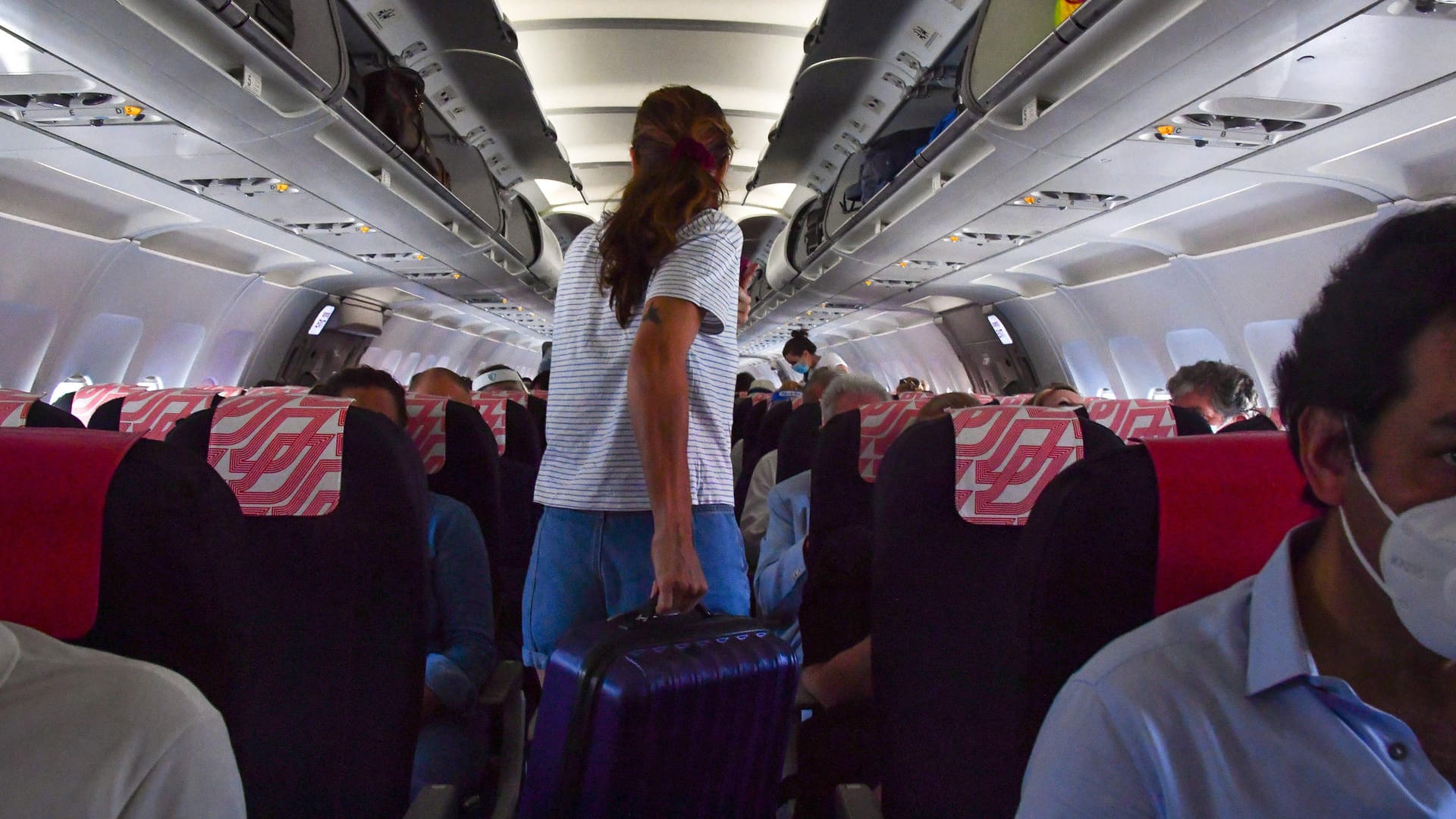 Passagiere boarden ein Flugzeug: Zwei Frauen haben auf einem Flug das Tragen einer Maske verweigert. Passagiere boarden ein Flugzeug: Zwei Frauen haben auf einem Flug das Tragen einer Maske verweigert.