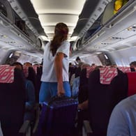 Passagiere boarden ein Flugzeug: Zwei Frauen haben auf einem Flug das Tragen einer Maske verweigert.