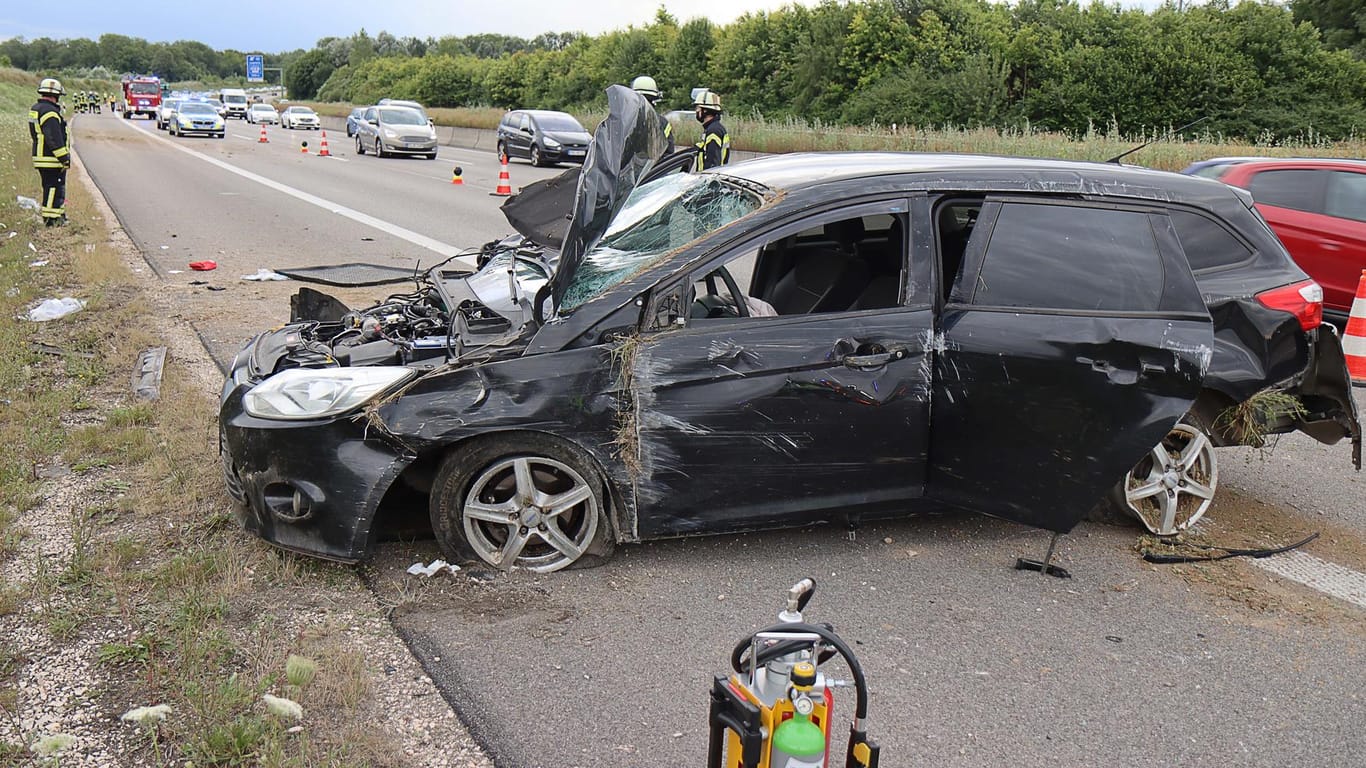 Komplett zerstörtes Auto: Die Polizei ermittelt nach dem Unfall auf der A8 wegen Mordversuchs