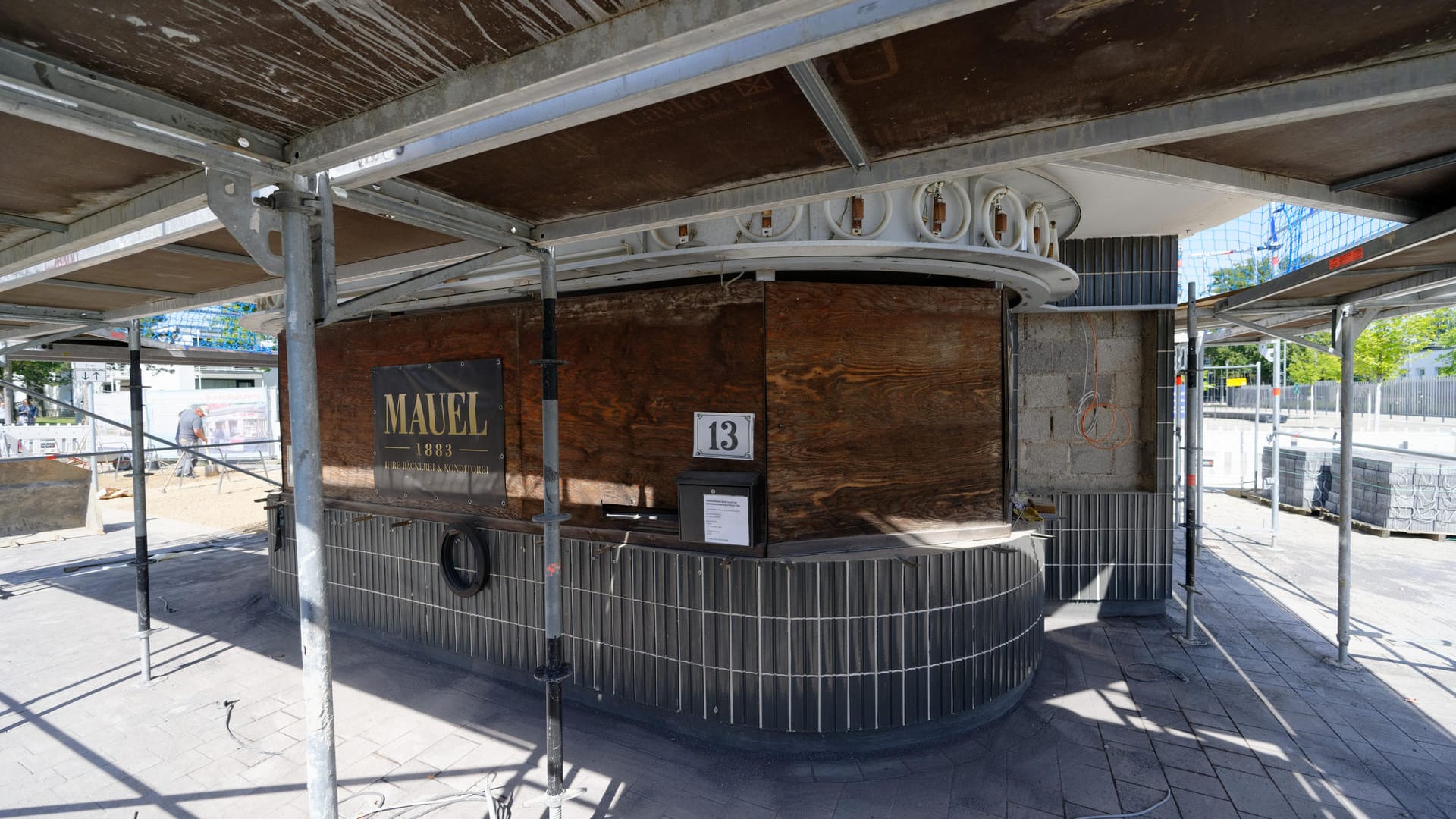 Das "Bundesbüdchen" steht zur Restaurierung eingerüstet in der Heussallee: Der Kiosk im ehemaligen Bonner Regierungsviertel war für 14 Jahre eingelagert. Das "Bundesbüdchen" steht zur Restaurierung eingerüstet in der Heussallee: Der Kiosk im ehemaligen Bonner Regierungsviertel war für 14 Jahre eingelagert.
