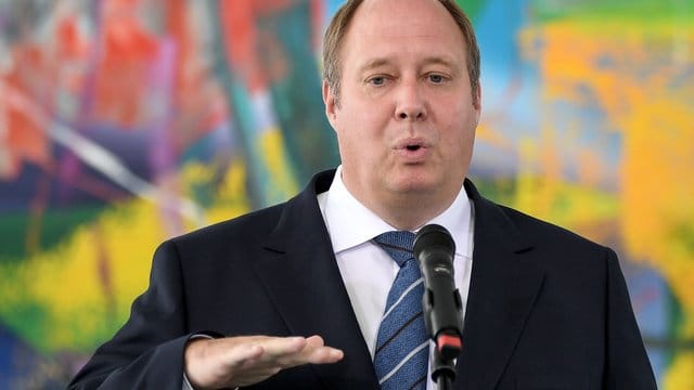 Helge Braun bittet darum, die Hygiene- und Abstandsregeln einzuhalten. Helge Braun bittet darum, die Hygiene- und Abstandsregeln einzuhalten.