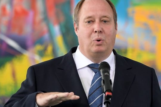 Helge Braun bittet darum, die Hygiene- und Abstandsregeln einzuhalten.