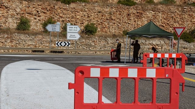 Zwei israelische Soldaten stehen an einem Kontrollpunkt nahe der Grenze zum Libanon. Zwei israelische Soldaten stehen an einem Kontrollpunkt nahe der Grenze zum Libanon.