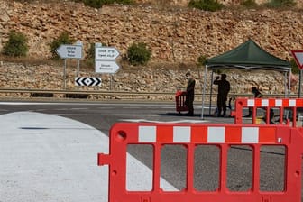 Zwei israelische Soldaten stehen an einem Kontrollpunkt nahe der Grenze zum Libanon.