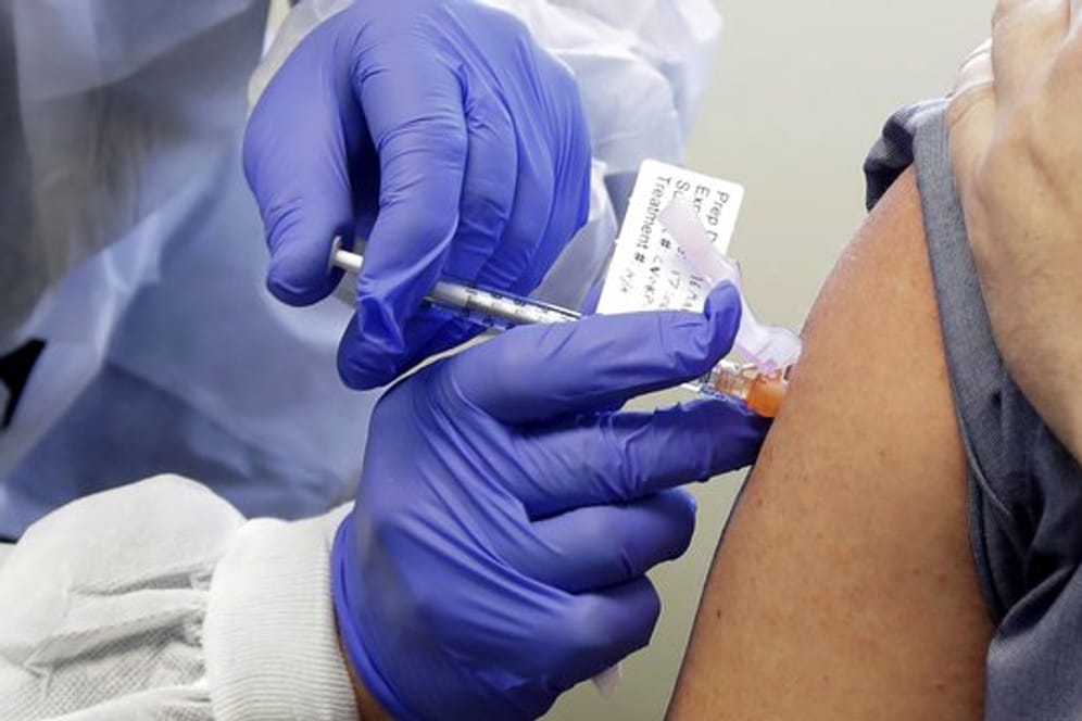 Eine Versuchsperson erhält in Seattle eine Spritze mit einem potenziellen Corona-Impfstoff der US-Biotech-Firma Moderna.