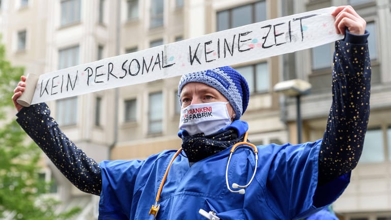 Protest von Pflegekräften: Bereits vor der Corona-Pandemie gab es in der Pflege Kritik an zu geringer Bezahlung bei hoher Arbeitsbelastung.
