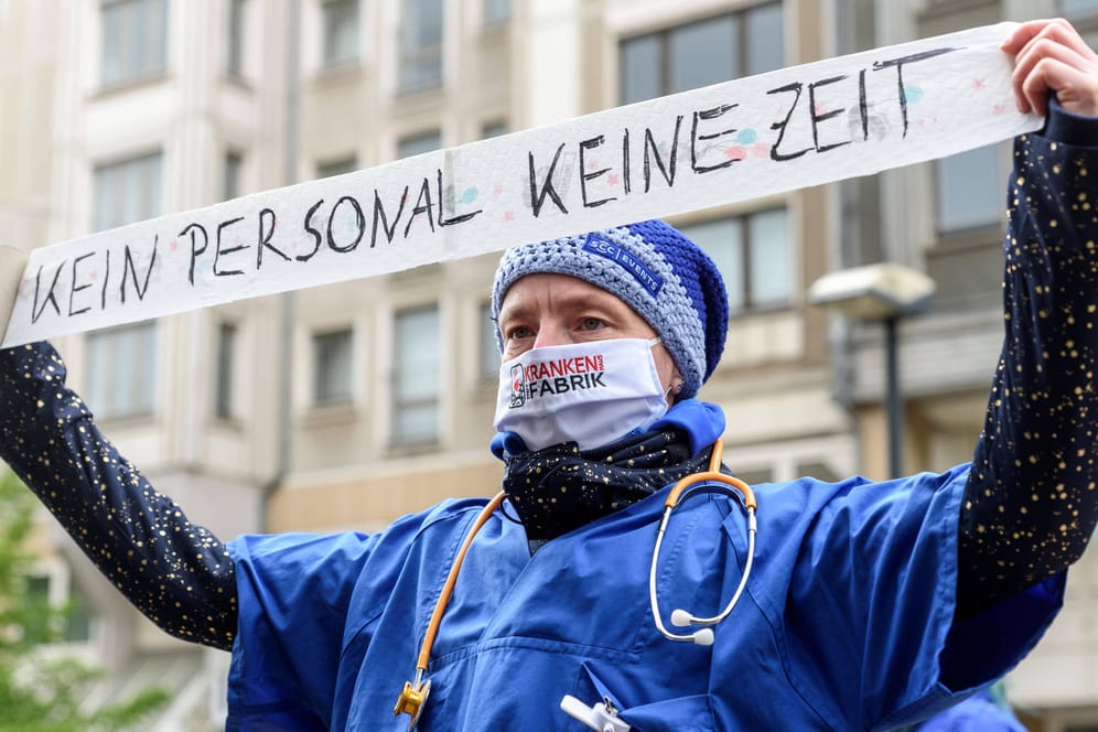 Protest von Pflegekräften: Bereits vor der Corona-Pandemie gab es in der Pflege Kritik an zu geringer Bezahlung bei hoher Arbeitsbelastung.