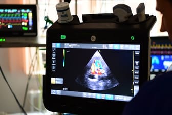 Ein Arzt untersucht das Herz eines Patienten mit Ultraschall.