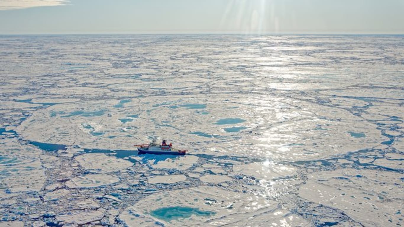 Das deutsche Forschungsschiff "Polarstern" Ende Juni in der Arktis.