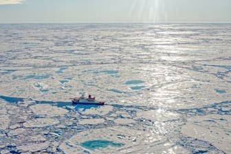 Das deutsche Forschungsschiff "Polarstern" Ende Juni in der Arktis.