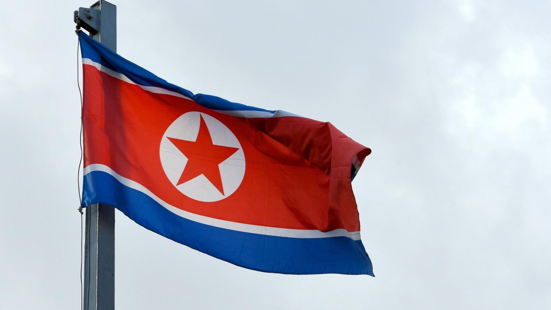 Nordkoreanische Flagge: Ein 24-Jähriger ist zurück in die Heimat geschwommen. Nordkoreanische Flagge: Ein 24-Jähriger ist zurück in die Heimat geschwommen.