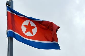 Nordkoreanische Flagge: Ein 24-Jähriger ist zurück in die Heimat geschwommen.