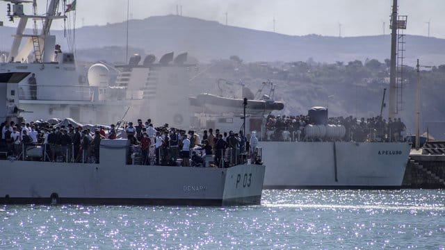 Migranten werden mit Schiffen der italienischen Marine von Lampedusa nach Sizilien gebracht. Migranten werden mit Schiffen der italienischen Marine von Lampedusa nach Sizilien gebracht.
