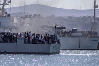 Migranten werden mit Schiffen der italienischen Marine von Lampedusa nach Sizilien gebracht.