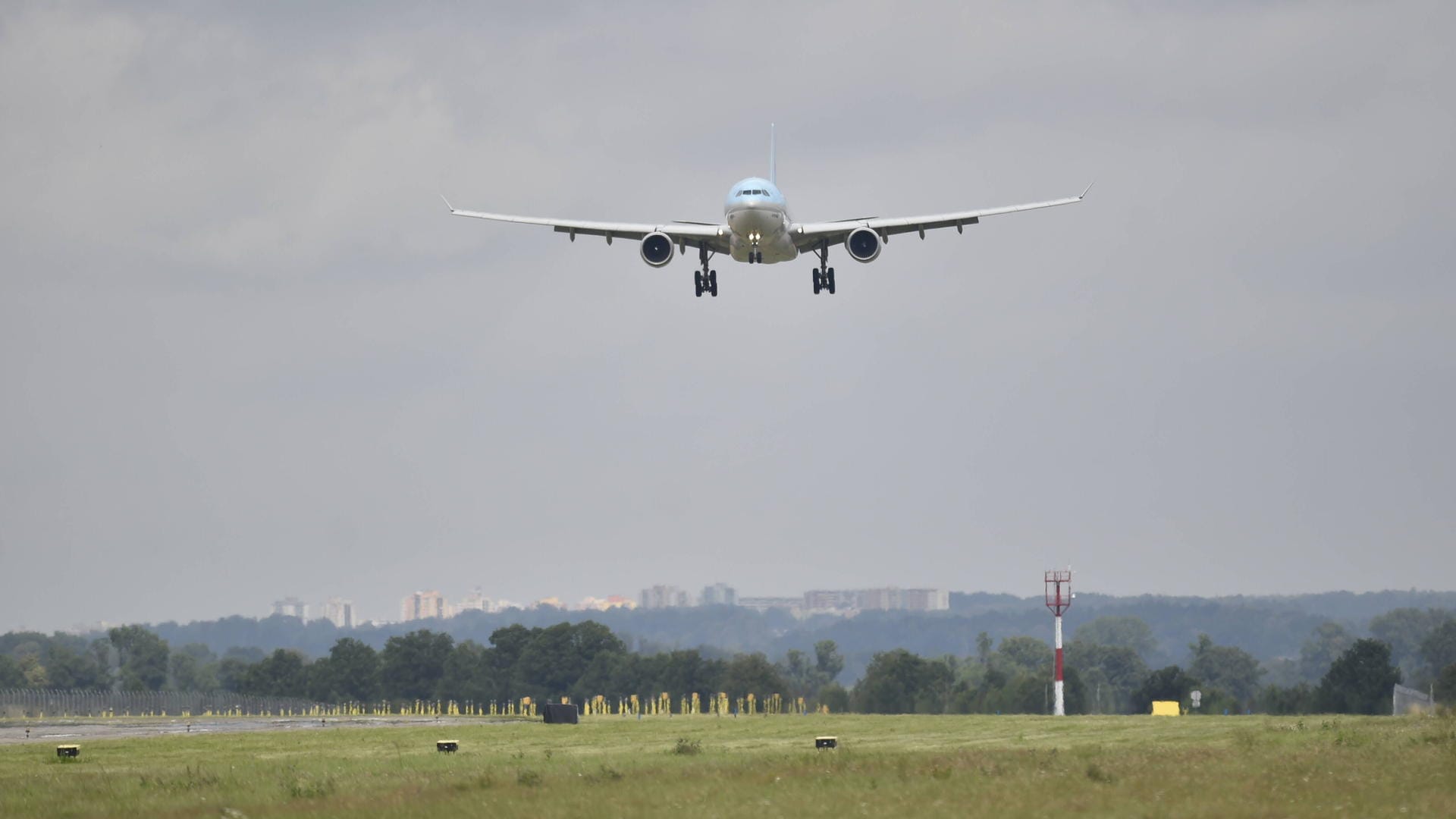 Ein Flugzeug im Landeanflug (Symbolbild): Im Flieger von Düsseldorf nach Prag sollen Männer nationalsozialistische Lieder gesungen haben.