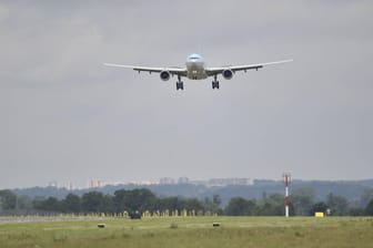Ein Flugzeug im Landeanflug (Symbolbild): Im Flieger von Düsseldorf nach Prag sollen Männer nationalsozialistische Lieder gesungen haben.