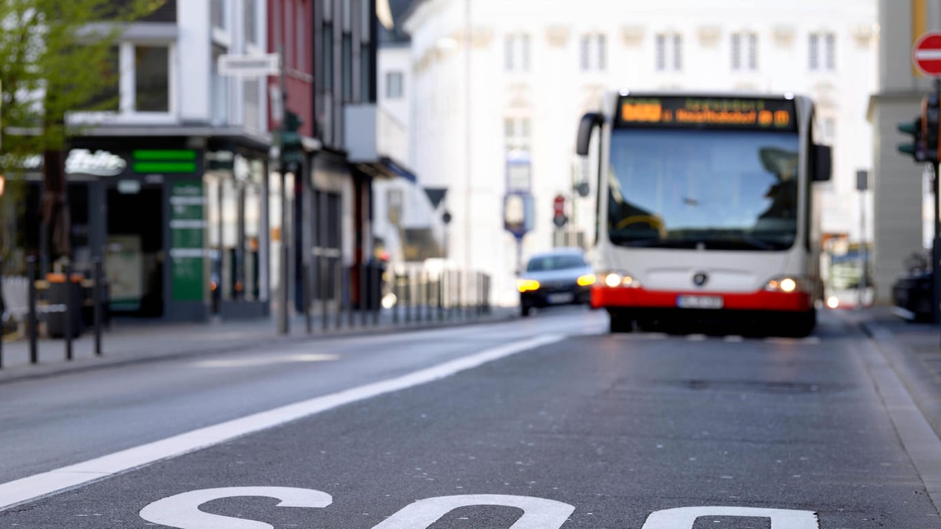 Eine Busspur mit Bus in Bonn: Bei einer Attacke in einem Fahrzeug wurde am Montag eine Person lebensgefährlich verletzt.