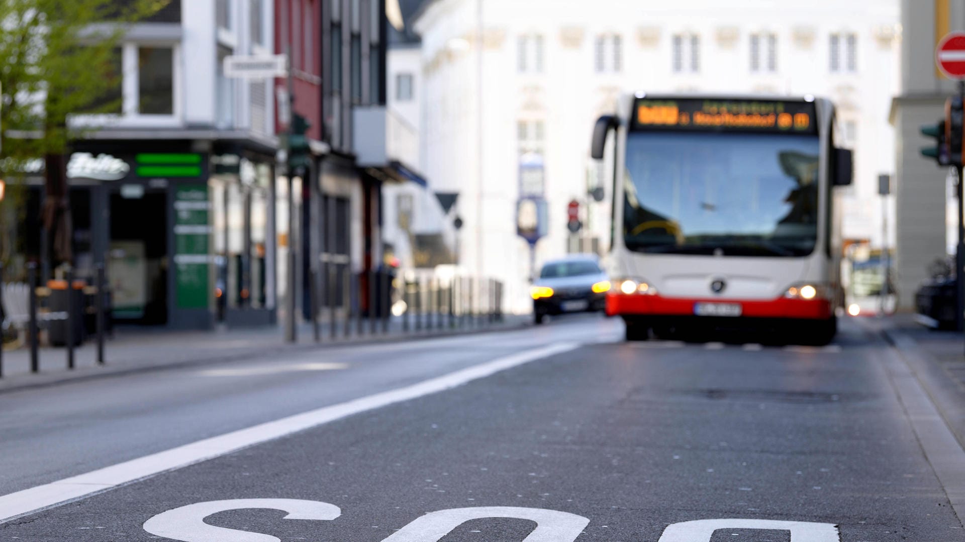 Eine Busspur mit Bus in Bonn: Bei einer Attacke in einem Fahrzeug wurde am Montag eine Person lebensgefährlich verletzt. Eine Busspur mit Bus in Bonn: Bei einer Attacke in einem Fahrzeug wurde am Montag eine Person lebensgefährlich verletzt.