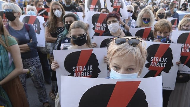 Zahlreiche Frauen in Warschau protestieren gegen die Pläne der Regierung, sich aus der Istanbul-Konvention zurückzuziehen. Zahlreiche Frauen in Warschau protestieren gegen die Pläne der Regierung, sich aus der Istanbul-Konvention zurückzuziehen.
