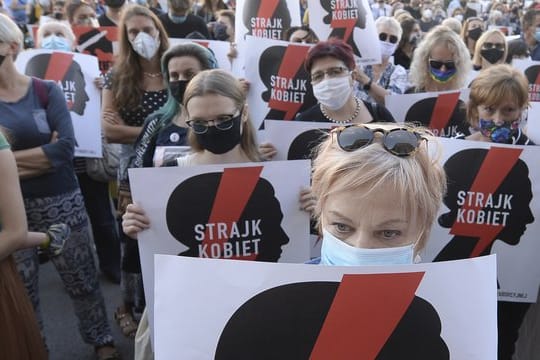 Zahlreiche Frauen in Warschau protestieren gegen die Pläne der Regierung, sich aus der Istanbul-Konvention zurückzuziehen.
