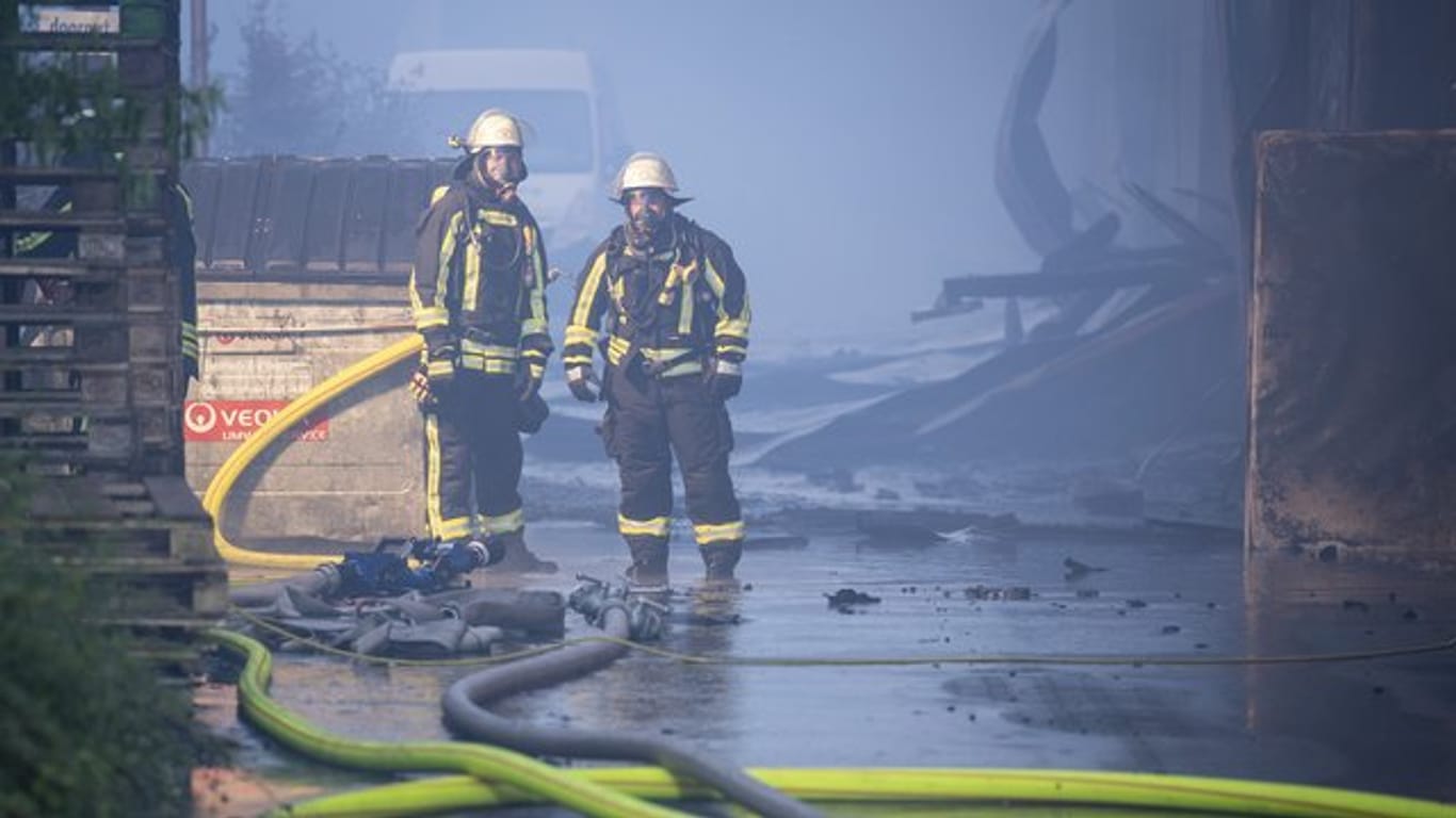 Feuerwehrleute im Einsatz: Das Feuer in Fulda war aus bislang unbekannter Ursache ausgebrochen.