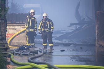 Feuerwehrleute im Einsatz: Das Feuer in Fulda war aus bislang unbekannter Ursache ausgebrochen.
