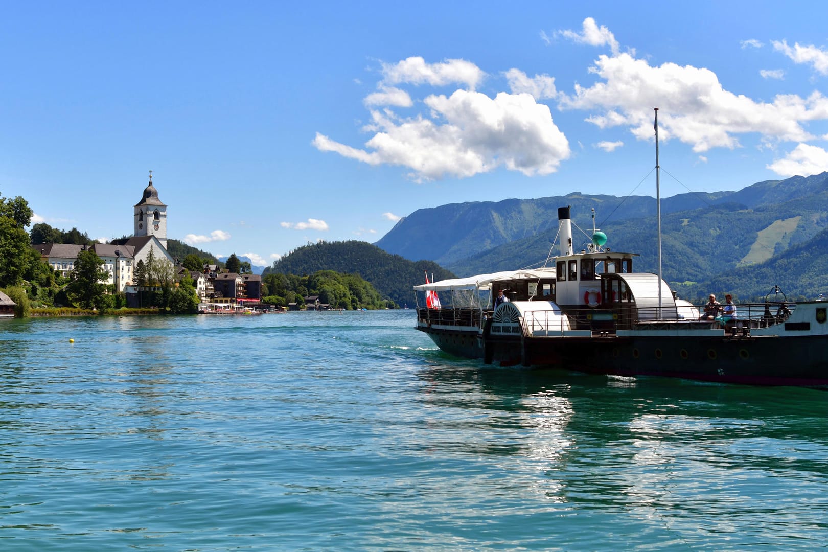 Ein Boot fährt über den Wolfgangsee: In der kleinen Gemeinde sind in den letzten Tagen mehr als 60 Corona-Tests positiv ausgefallen.