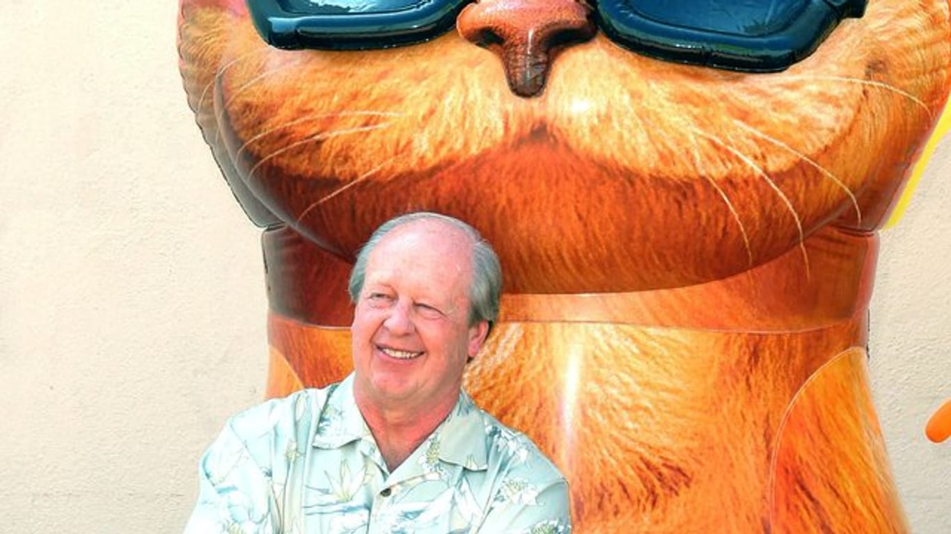 Der Comic-Zeichner und seine Schöpfung: Jim Davis und Garfield.