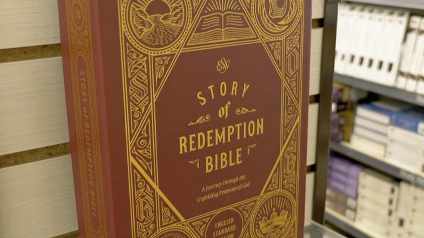 "Story of Redemption Bible" steht auf einer Bibel in einer Szene der Dokumentation "Bibeltreue Supermacht - Evangelikale in den USA".