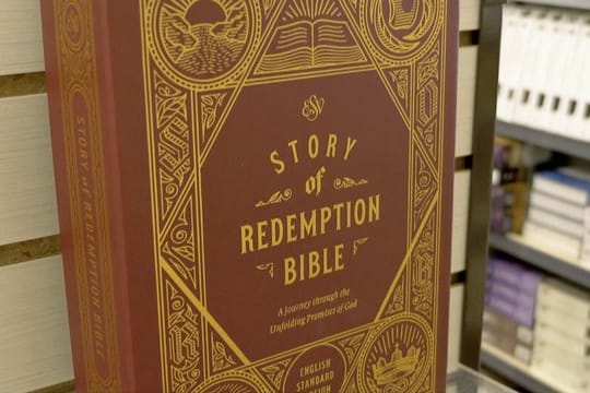 "Story of Redemption Bible" steht auf einer Bibel in einer Szene der Dokumentation "Bibeltreue Supermacht - Evangelikale in den USA".