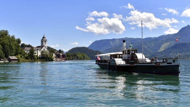 Ein Boot fährt über den Wolfgangsee. Ein Boot fährt über den Wolfgangsee.