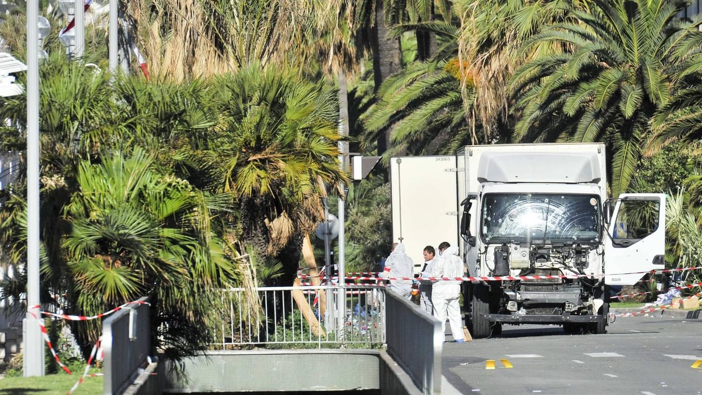 Der Tatort nach dem Terroranschlag in Nizza im Jahr 2016: Frankreich wurde in den vergangenen Jahren immer wieder von Attentaten heimgesucht. Der Tatort nach dem Terroranschlag in Nizza im Jahr 2016: Frankreich wurde in den vergangenen Jahren immer wieder von Attentaten heimgesucht.