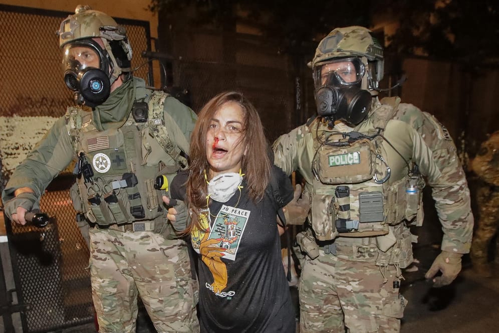 Zwei Sicherheitskräfte schleifen eine Demonstrantin davon: Die US-Regierung hat mit dem Einsatz von Sicherheitskräften für Empörung gesorgt.
