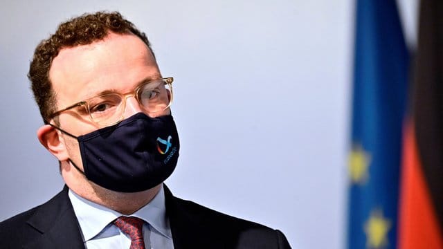 Gesundheitsminister Spahn betont, dass die Testpflicht allein für Rückkehrer aus Risikoländern gelten soll. Gesundheitsminister Spahn betont, dass die Testpflicht allein für Rückkehrer aus Risikoländern gelten soll.