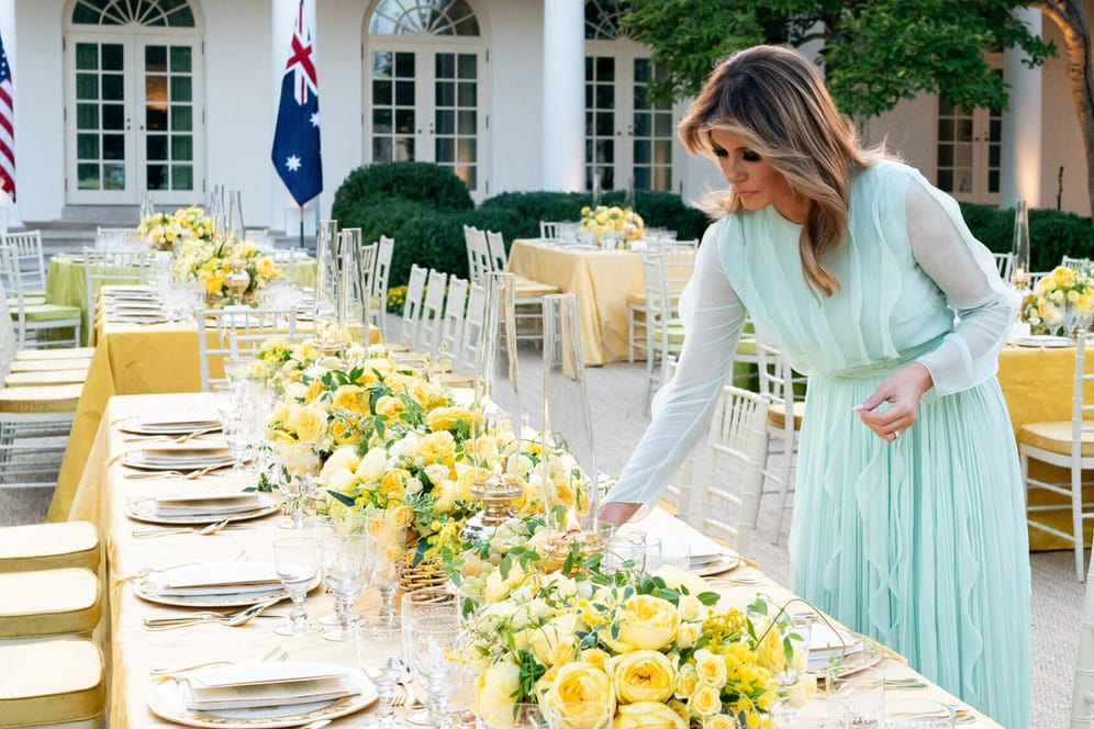 Melania Trump inspiziert die Tafel für ein Staatsbankett im Rosengarten des Weißen Hauses (Archivbild): Die First Lady will den Garten des US-Regierungssitzes umgestalten.