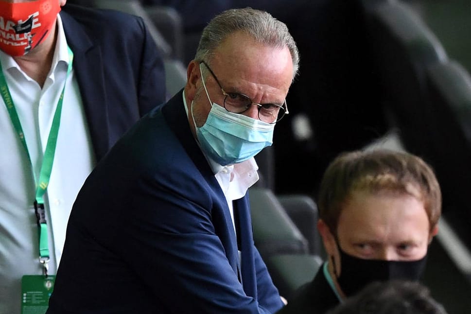 Karl-Heinz Rummenigge beim Pokalfinale in Berlin: Der Bayern-Boss sieht anstrengende Zeiten auf die Profis seines Klubs zukommen.