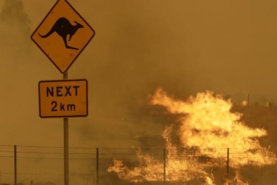 Flammen lodern im Februar in der Nähe von Bumbalong, südlich der australischen Hauptstadt Canberra.